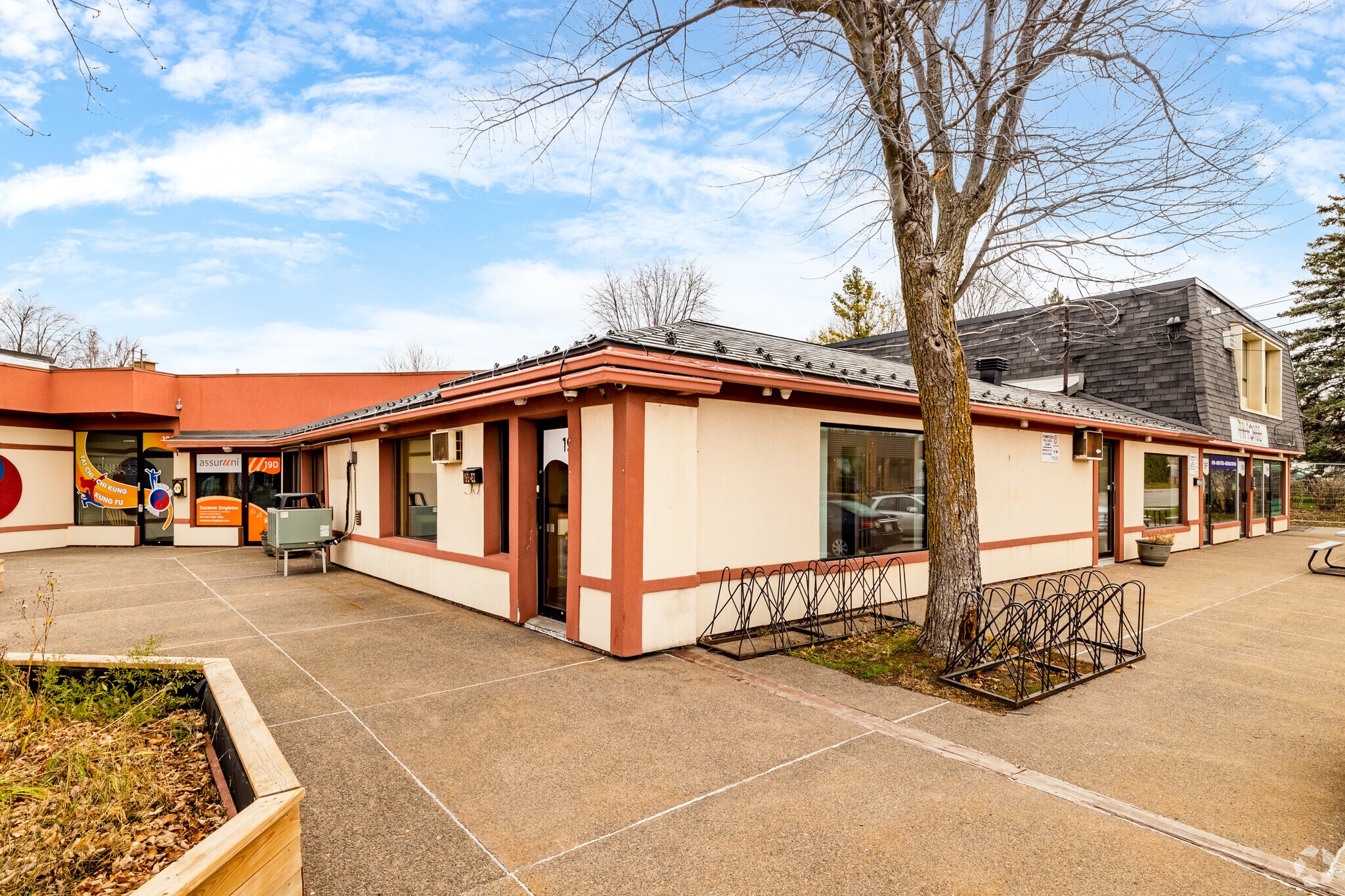 19 Rue Centre Commercial, Montréal, QC for lease Building Photo- Image 1 of 13