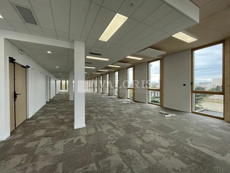 Bureau dans Vaulx-en-Velin à louer - Photo du bâtiment - Image 2 de 13