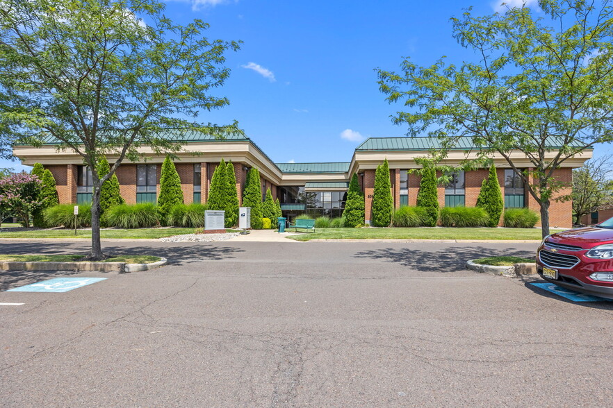 638 Newtown Yardley Rd, Newtown, PA à vendre - Photo du bâtiment - Image 1 de 1