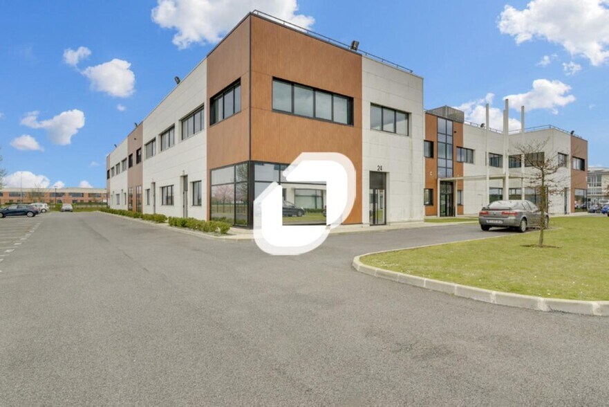Office in Lieusaint for lease - Building Photo - Image 1 of 8