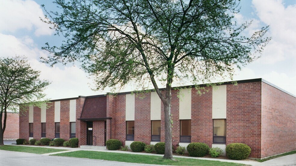 9742 W Foster Ave, Rosemont, IL à louer - Photo du bâtiment - Image 2 de 3