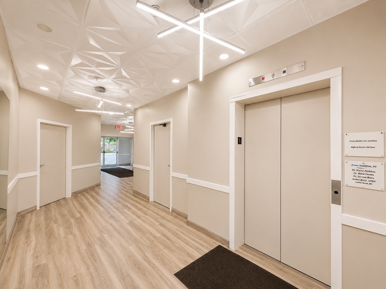 30 Jordan Ln, Wethersfield, CT for lease - Building Photo - Image 3 of 23