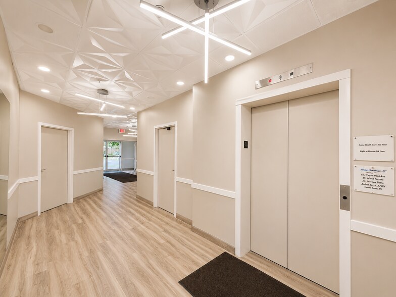 30 Jordan Ln, Wethersfield, CT à louer - Photo du bâtiment - Image 3 de 23