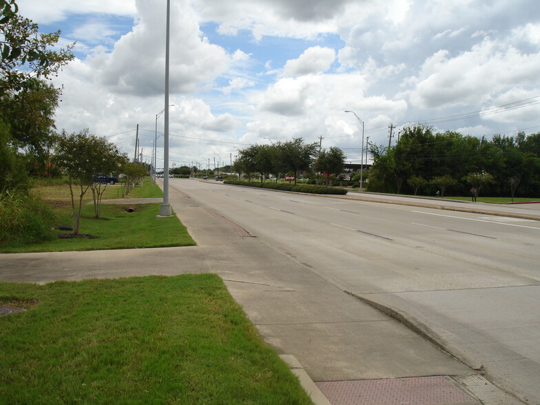 1631 N Main St, Pearland, TX à louer - Photo du b timent - Image 3 de 9