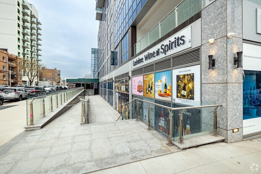 33-68 Farrington St, Flushing, NY à louer - Photo du bâtiment - Image 3 de 6