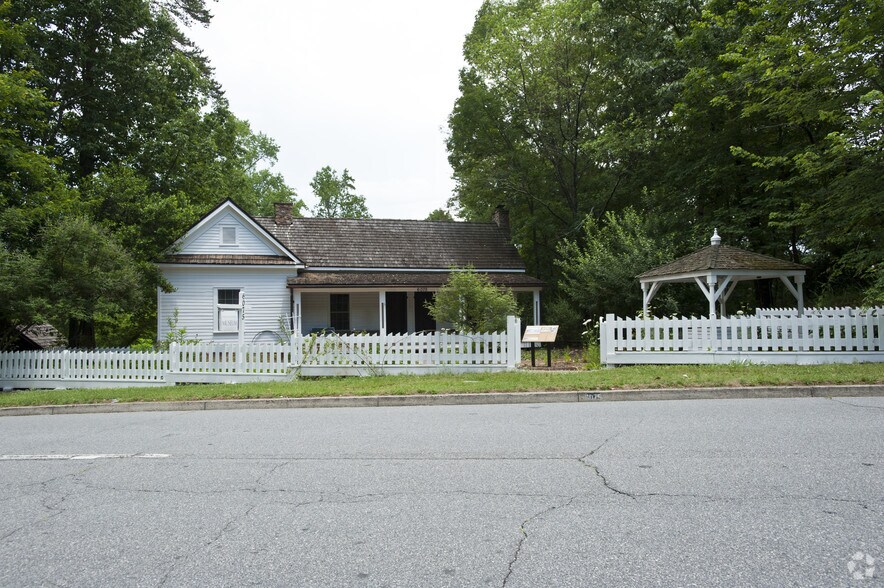 6075 Sandy Springs Cir NE, Atlanta, GA à louer - Photo principale - Image 2 de 3