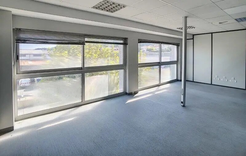 Office in Saint-Laurent-du-Var for lease Interior Photo- Image 1 of 7