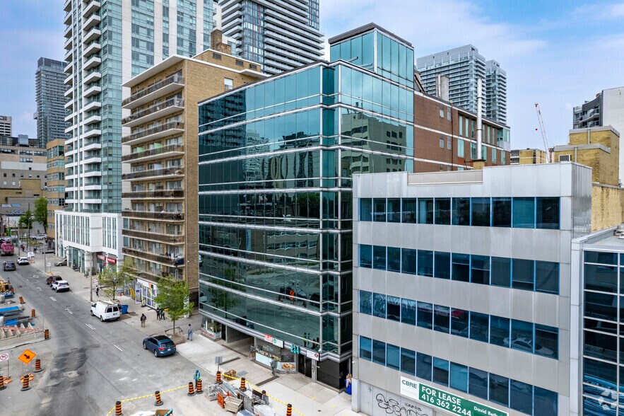 234 Eglinton Ave E, Toronto, ON à louer - Photo du bâtiment - Image 2 de 8