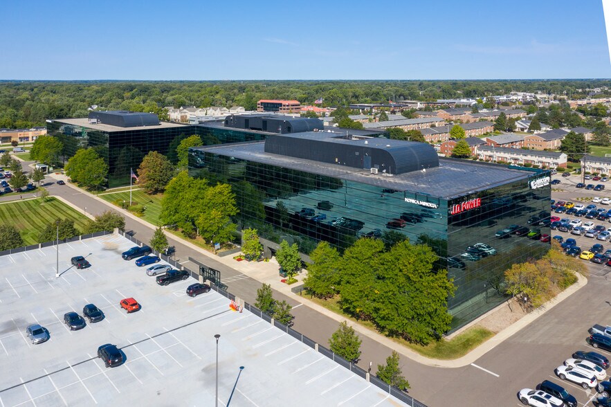 320 E Big Beaver Rd, Troy, MI à louer - Photo du bâtiment - Image 2 de 9