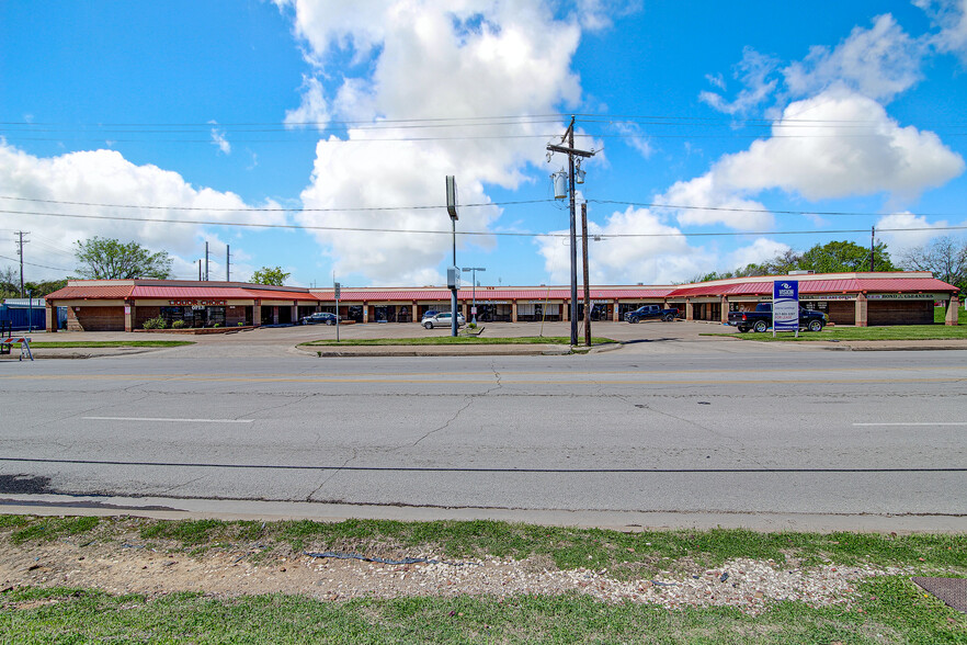 138 S Bowen Rd, Arlington, TX for lease - Building Photo - Image 3 of 7