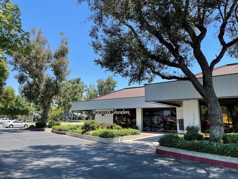 4823 Stockdale Hwy, Bakersfield, CA à louer - Photo du bâtiment - Image 3 de 12