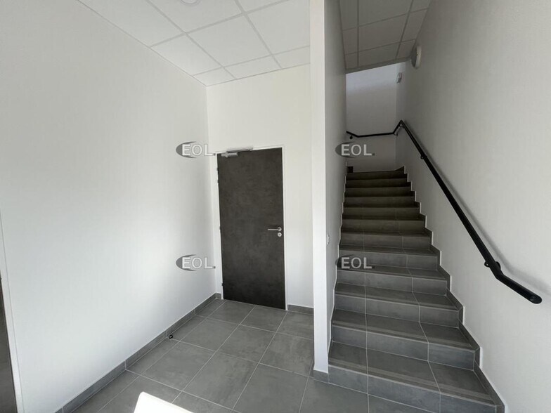 Flex in Les Mureaux for lease - Interior Photo - Image 2 of 9