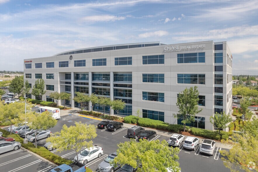 915 Highland Pointe Dr, Roseville, CA à louer - Photo du bâtiment - Image 3 de 6