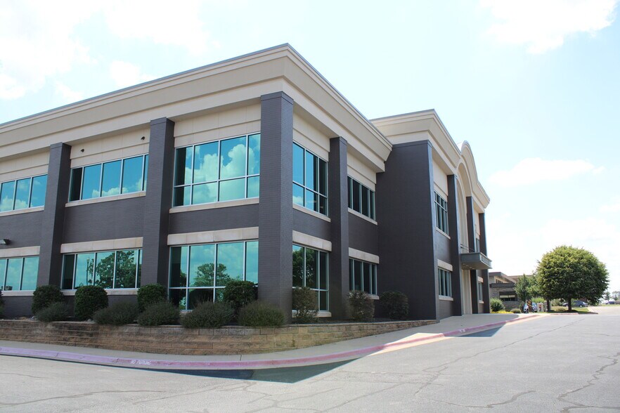 802 SE Plaza Ave, Bentonville, AR à louer - Photo du bâtiment - Image 3 de 8