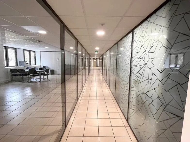 Office in Saint-Germain-en-Laye for lease - Interior Photo - Image 2 of 11