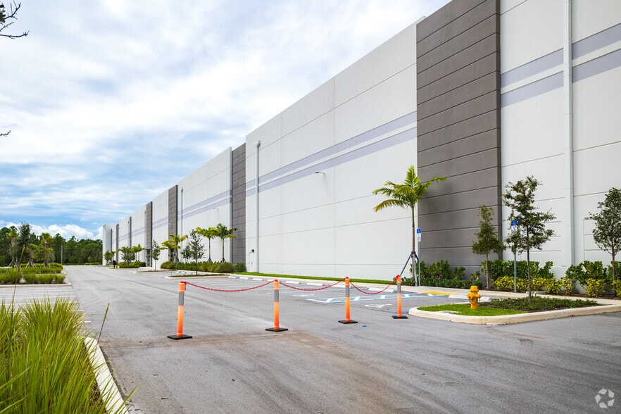 15430 Corporate Rd N, Jupiter, FL for sale - Building Photo - Image 3 of 3