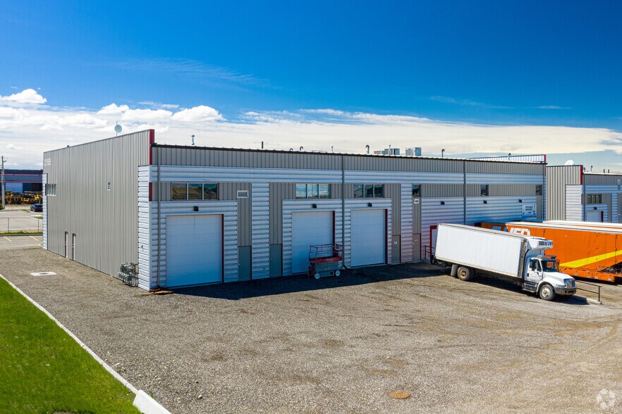 261065 Wagon Wheel Way, Calgary, AB à vendre - Photo du bâtiment - Image 3 de 4