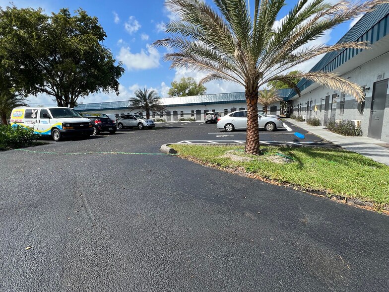 1926-1948 NW 54th Ave, Margate, FL à louer - Photo du bâtiment - Image 3 de 3