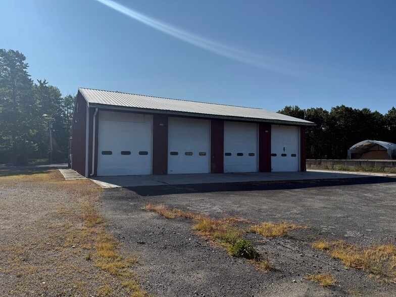369 Big Bay Rd, Queensbury, NY for lease - Building Photo - Image 2 of 9