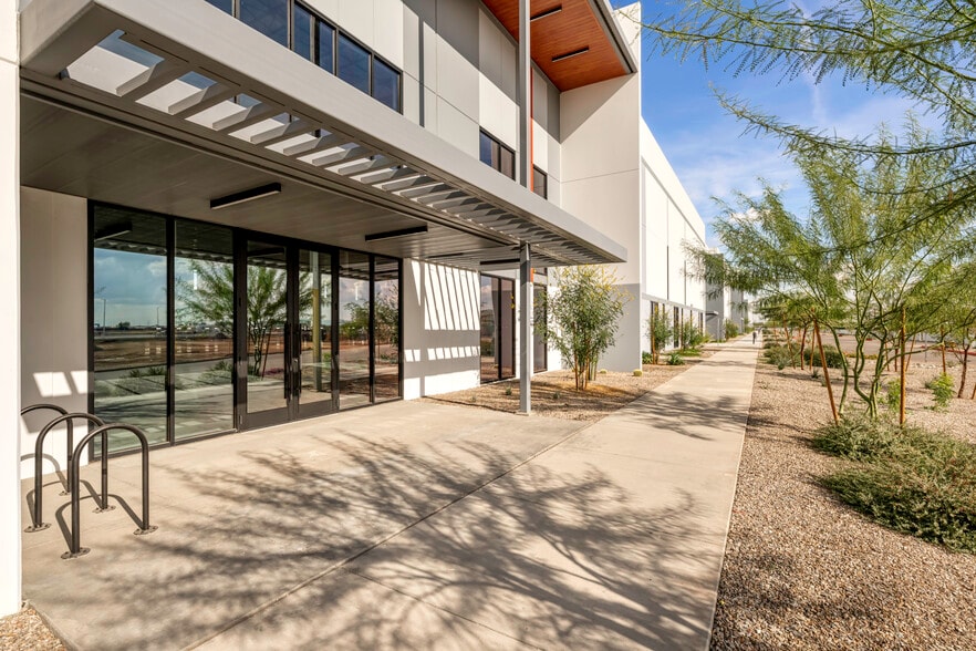 NWC INDIAN SCHOOL ROAD & LOOP 101, Phoenix, AZ for lease - Building Photo - Image 3 of 19