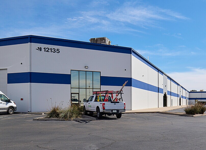 12135 Esther Lama Dr, El Paso, TX à louer - Photo du bâtiment - Image 2 de 8