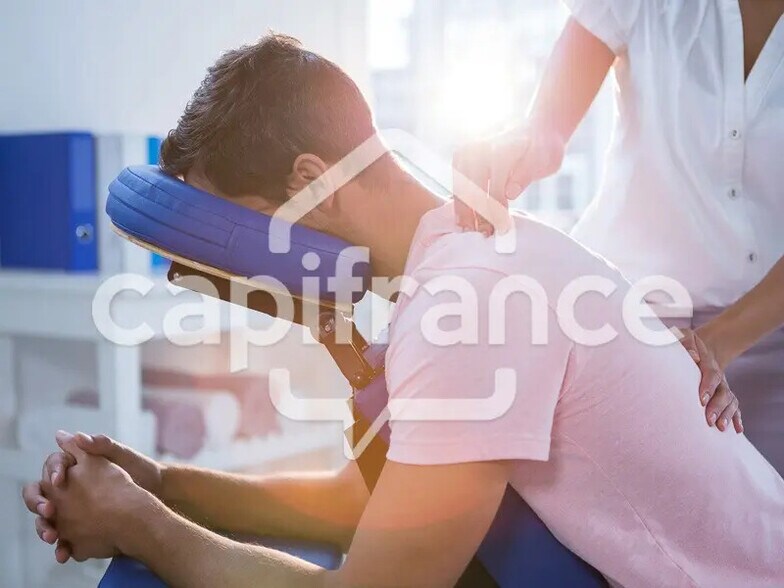 Local d'activités dans Bourgoin-Jallieu à vendre - Photo du bâtiment - Image 2 de 3