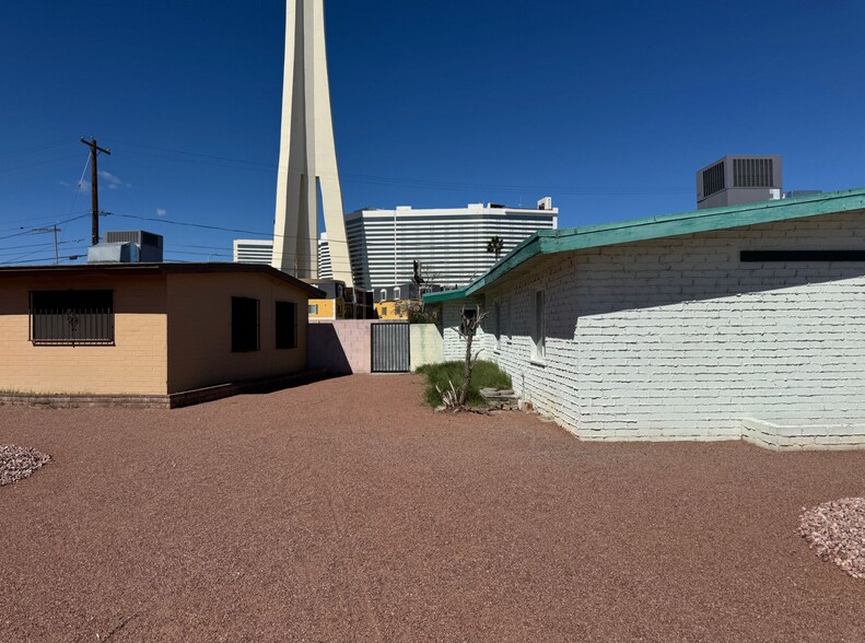 2008 Santa Clara Dr, Las Vegas, NV à vendre - Photo du bâtiment - Image 3 de 7