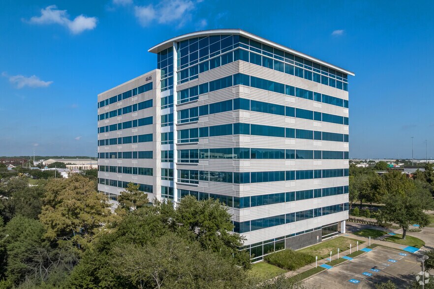 4646 W Sam Houston Pky N, Houston, TX à louer - Photo du bâtiment - Image 2 de 12