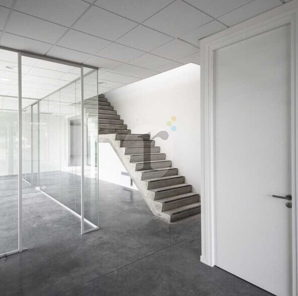 Flex in Loos for lease - Interior Photo - Image 3 of 5