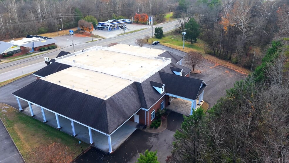 300 N Tennessee Ave, Etowah, TN à vendre - Vidéo sur l’inscription commerciale - Image 2 de 33