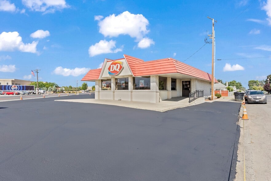 401 W 1st Ave, Toppenish, WA for sale - Building Photo - Image 2 of 11