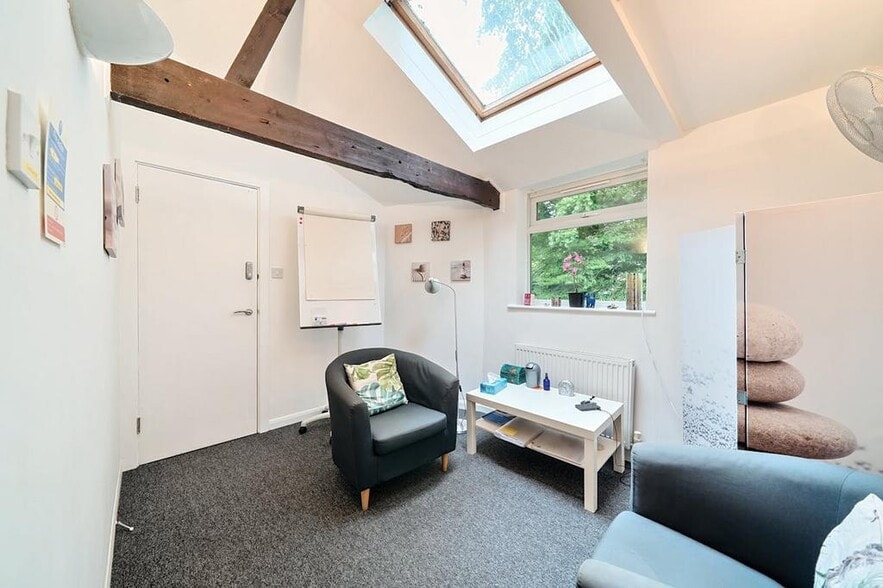 40 New Windsor St, Uxbridge for sale - Building Photo - Image 2 of 14