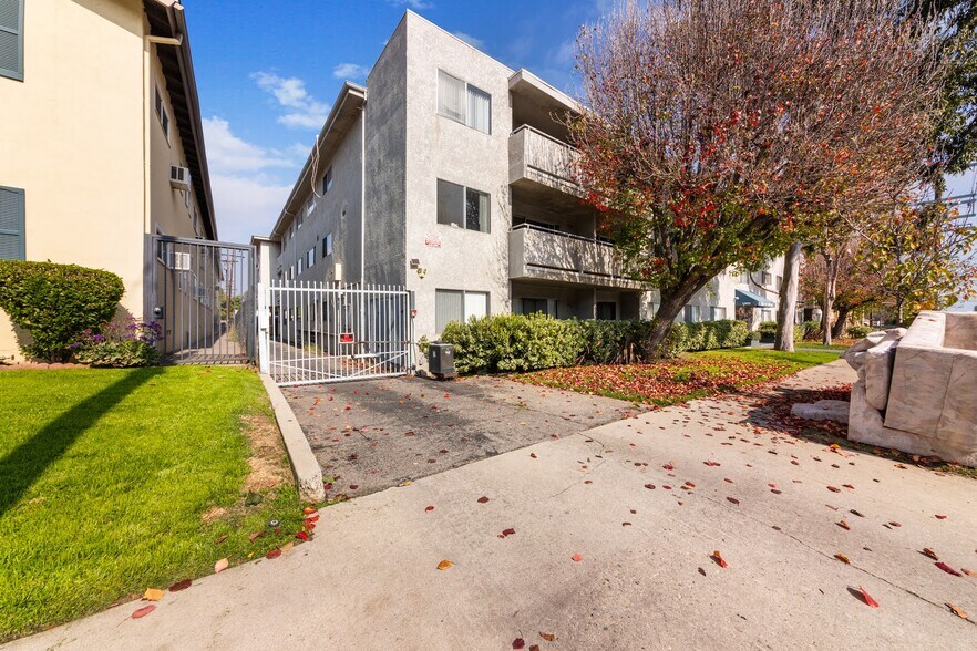 13951 Moorpark St, Sherman Oaks, CA à vendre - Photo du bâtiment - Image 3 de 39
