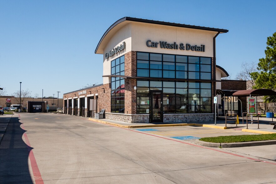 8414 Spring Cypress Rd, Spring, TX à vendre - Photo du bâtiment - Image 3 de 14