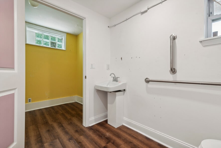 4161-4165 Ridge Ave, Philadelphia, PA for lease - Interior Photo - Image 2 of 15