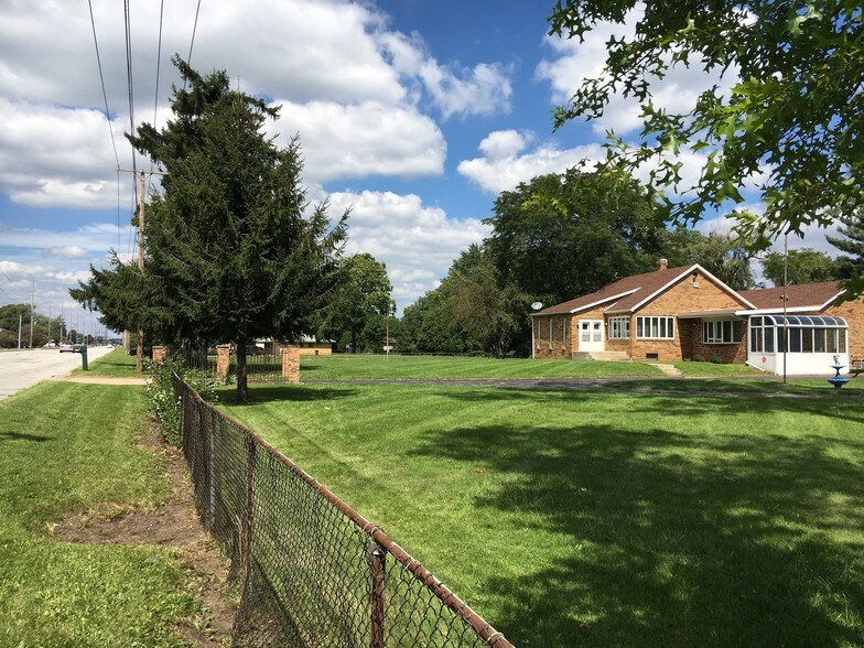 2706 Grape Rd, Mishawaka, IN à vendre - Photo du bâtiment - Image 2 de 7