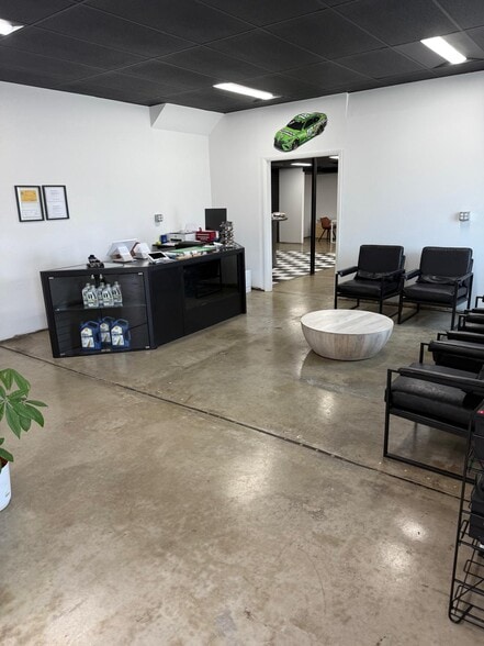 7415 Grove Rd, Frederick, MD for sale - Interior Photo - Image 3 of 28