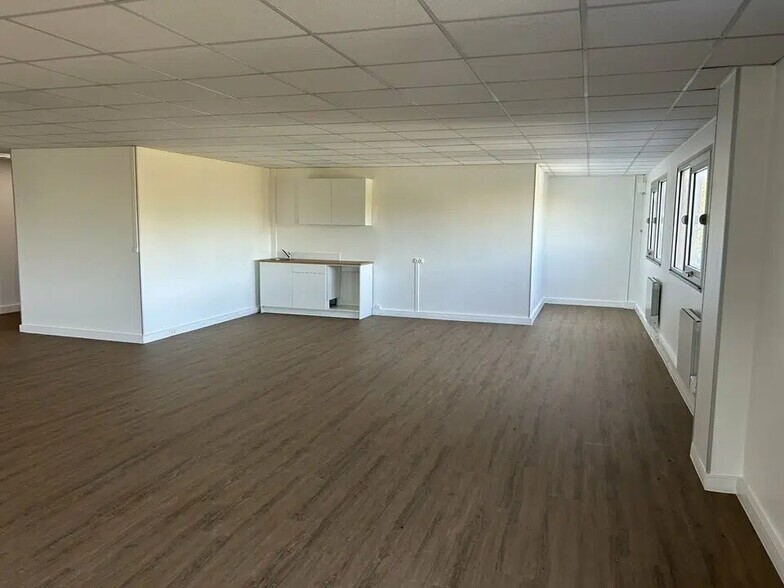 Office in SAINT-OUEN-L'AUMONE for lease - Interior Photo - Image 2 of 7