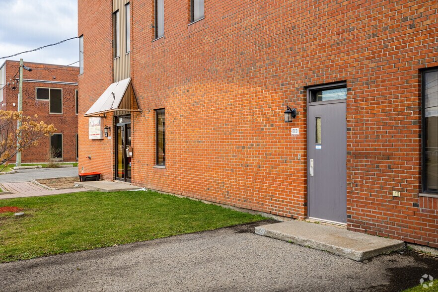 1300 Rue De Louvain O, Montréal, QC à louer - Photo du bâtiment - Image 3 de 34