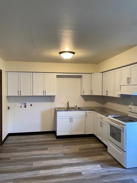 65 Locust St, Galesburg, IL for sale - Interior Photo - Image 2 of 5