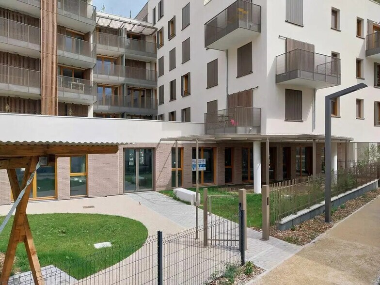 Office in Nanterre for sale - Building Photo - Image 1 of 3