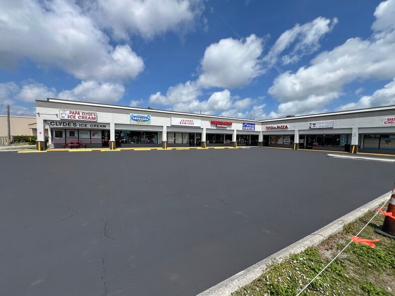 1217-1239 Kass Cir, Spring Hill, FL for lease - Building Photo - Image 3 of 6