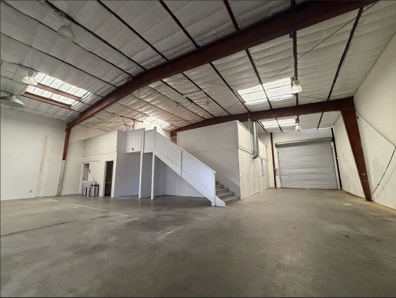 1989 Blake Ave, Los Angeles, CA for lease - Interior Photo - Image 2 of 14