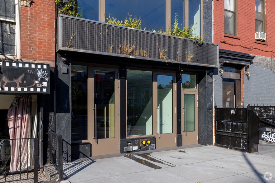 118 E 1st St, New York, NY for sale - Building Photo - Image 3 of 6