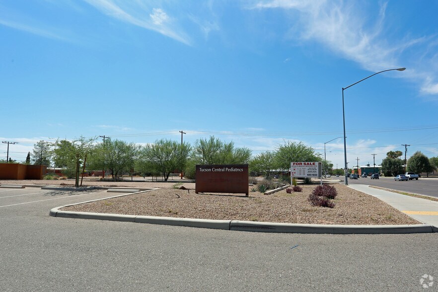 1618 N Alvernon Way, Tucson, AZ for sale - Primary Photo - Image 1 of 4