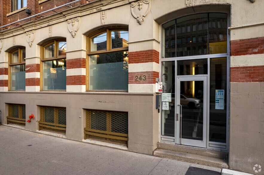 243 College St, Toronto, ON à louer - Photo du bâtiment - Image 3 de 4