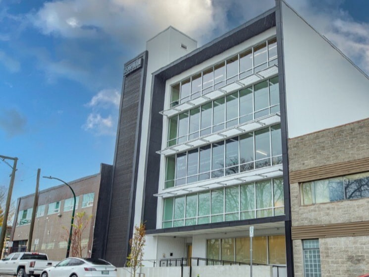 1215 Frances St, Vancouver, BC à louer Photo du bâtiment- Image 1 de 9