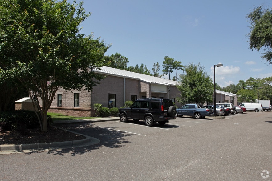 612 Johnnie Dodds Blvd, Mount Pleasant, SC for lease - Primary Photo - Image 1 of 32