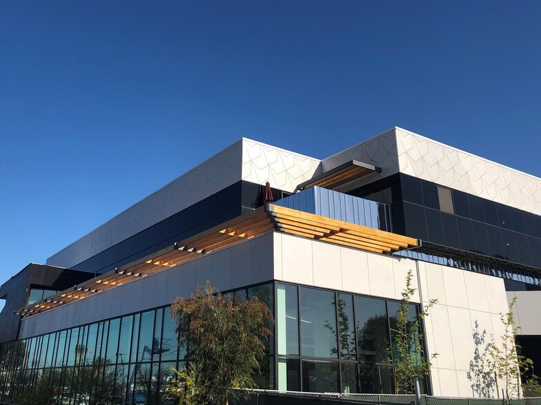 13160 Mindanao Way, Marina Del Rey, CA à louer - Photo du bâtiment - Image 2 de 13