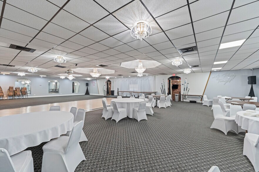 10140 S Roberts Rd, Palos Hills, IL à vendre - Photo du bâtiment - Image 2 de 33